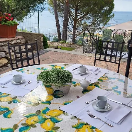 Villamara Luxury Pensión 4*